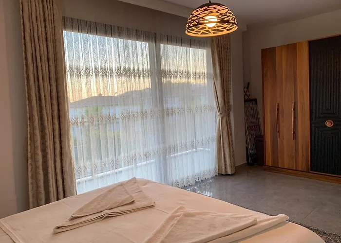 Oezel Havuzlu Muestakil Lueks Kusadası