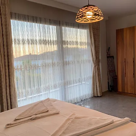 Oezel Havuzlu Muestakil Lueks Kusadasi