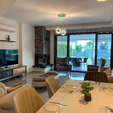 Oezel Havuzlu Muestakil Lueks * Kuşadası